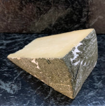 Load image into Gallery viewer, Cornish Yarg